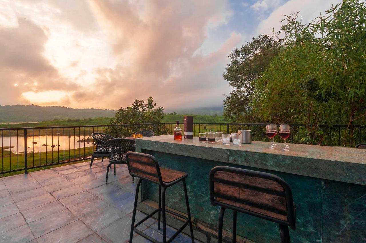 קארג'אט Sunset Boulevard By Stayvista - Lakeside Villa With Pet-Friendly Ambiance, Deck, Terrace, Plunge Pool & Modern Flair מראה חיצוני תמונה