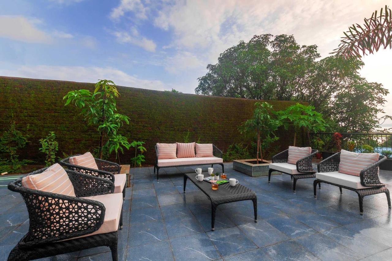קארג'אט Sunset Boulevard By Stayvista - Lakeside Villa With Pet-Friendly Ambiance, Deck, Terrace, Plunge Pool & Modern Flair מראה חיצוני תמונה