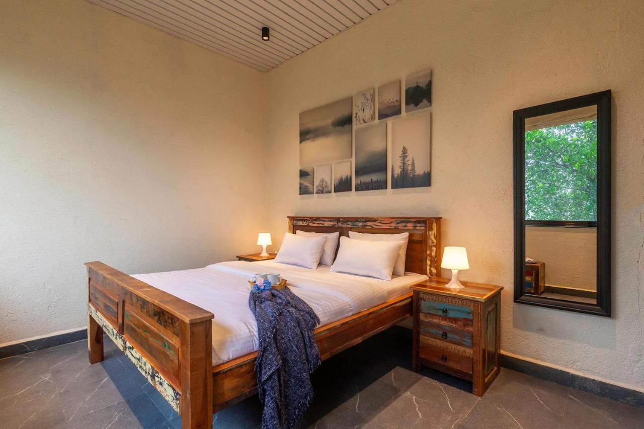 קארג'אט Sunset Boulevard By Stayvista - Lakeside Villa With Pet-Friendly Ambiance, Deck, Terrace, Plunge Pool & Modern Flair מראה חיצוני תמונה