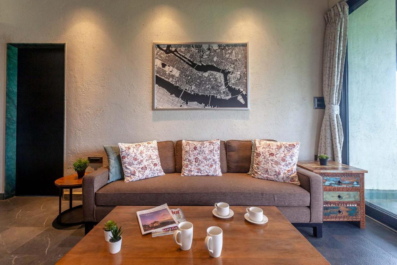 קארג'אט Sunset Boulevard By Stayvista - Lakeside Villa With Pet-Friendly Ambiance, Deck, Terrace, Plunge Pool & Modern Flair מראה חיצוני תמונה